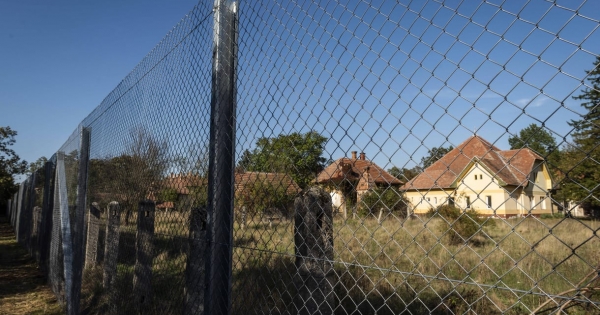 Átmenetileg gimnázium költözhet a szigorúan őrzött Csermajorba, amiről tavaly az hírlett, hogy menekülttábor lesz
