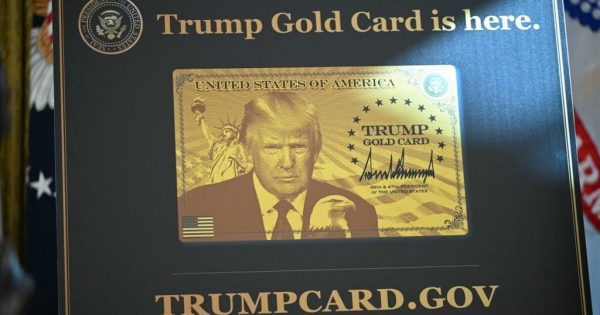 Trump arcképe virít az egymillió dolláros bevándorló-aranykártyán