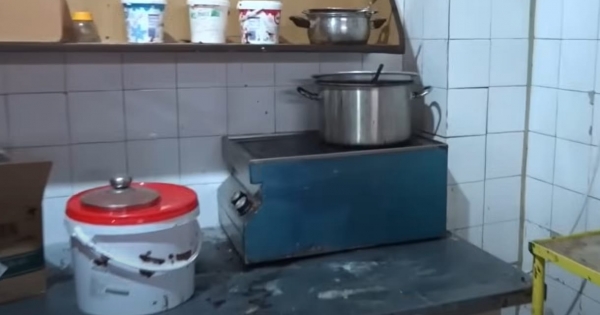 Rovartetemek, pókhálós és koszos eszközök: videón a bezáratott tiszavasvári péküzem