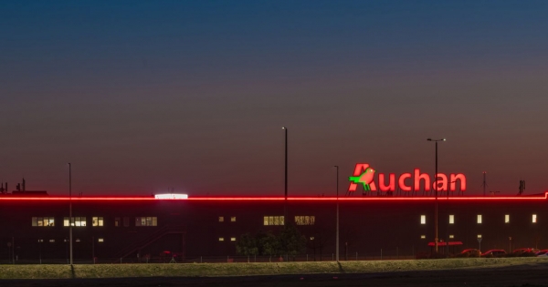 Emel a fizetéseken az Auchan, 440 ezret mindenki meg fog keresni