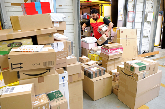 Bíróság szólított fel egy csomagszállító céget, hogy az országos sajtóban ismerje be, átverte ügyfeleit