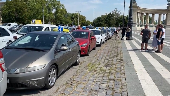 Vezetésoktatók tüntetnek a katatörvény miatt a Hősök terén