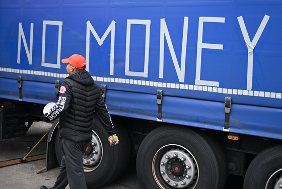 A szállítmányozók szerint jelentős útdíjemelések jönnek, ami előbb-utóbb a boltok polcain is meglátszik