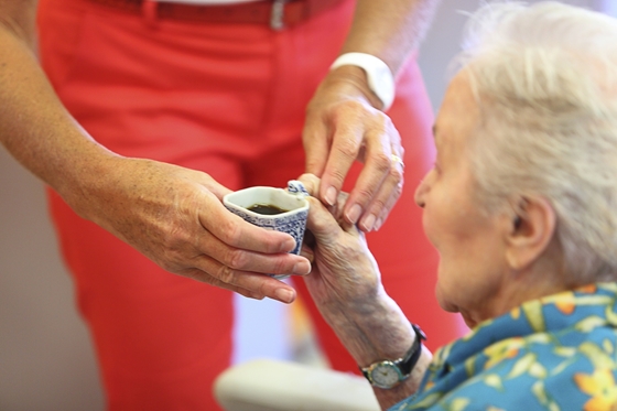 Ázsiai vendégmunkások nővérkednek egy soproni idősotthonban: kedvesek, de magyarul nem tudnak