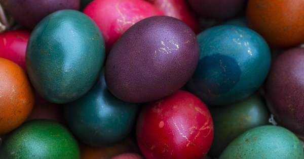 Munkavégzés és bérpótlék húsvétkor a munkaszerződéstől, a munkáltató jellegétől függően