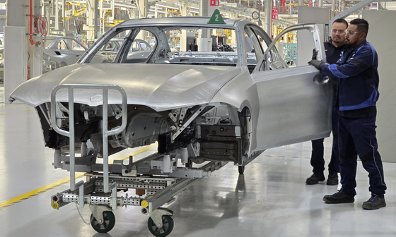 Ősszel indul a sorozatgyártás a BMW debreceni üzemében, Szijjártó szerint az egész cég sorsa is múlik ezen