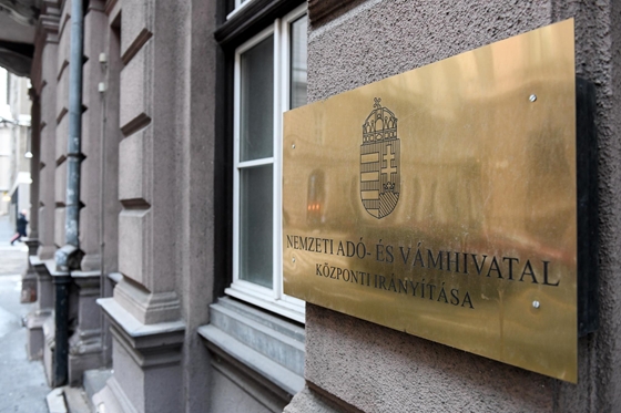 Raliautók fiktív bérbeadásával csaltak el 100 millió forintnyi adót