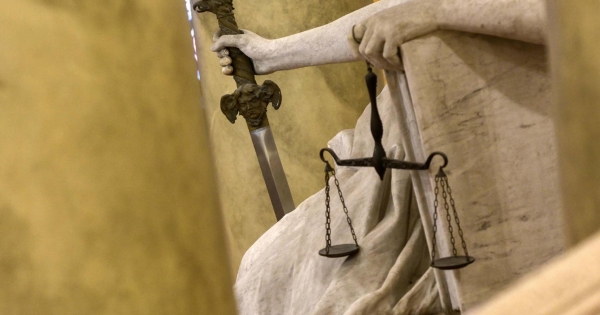 Egészségügyi dolgozó elmaradt COVID-oltása ügyében döntött a Kúria