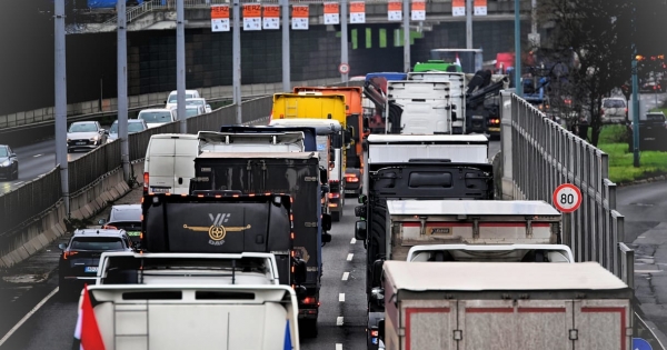 Drasztikus súlykorlátozást is kapnak az útdíjemelés mellé Lázár Jánostól a kamionosok