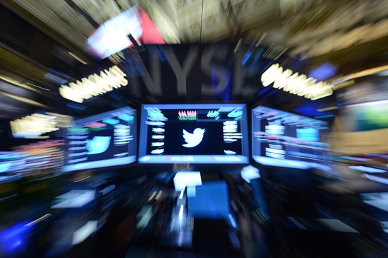 Beszakadt a Twitter árfolyama, miután Elon Musk közölte: felfüggeszti a felvásárlást
