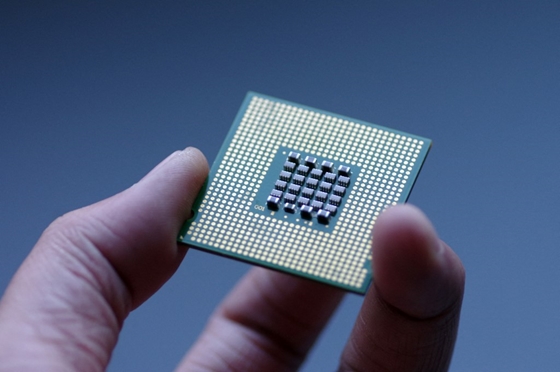 Miért érzi az Apple, a Google, a Microsoft és szinte minden techóriás kötelezőnek, hogy beszálljon ebbe a cégbe?