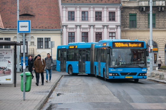 Több csuklós buszt indít egyes vonalakon a BKK