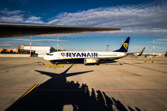 Itt a nyár, itt a durva késések szezonja: Barcelonában 20 órát vártak a Ryanair-utasok, Rómában 18-at a Wizz-gépre várók