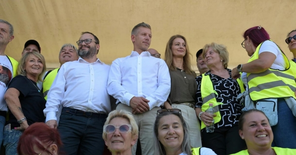 Hallgat a Magyar Posta arról, miért mondták le a rendezvényüket a Tisza új alelnökének szállodájában