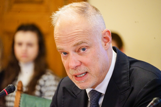 Bukóban a honvédelmi miniszter cégei, de közel milliárdos osztalékra még futotta