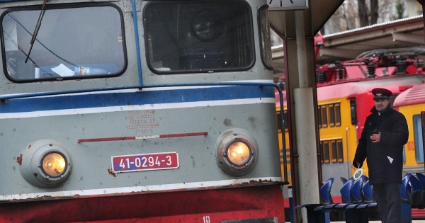 Szidjuk itthon a MÁV-ot, közben egy román vonat menet közben hagyott el két teli kocsit