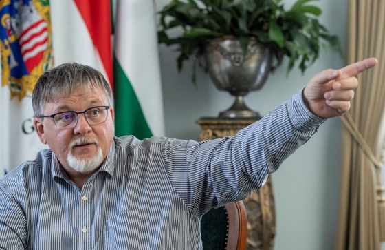 Élő adásban provokátorozta le Dézsi Csaba András a szentiváni ipari park miatt aggódó civilt