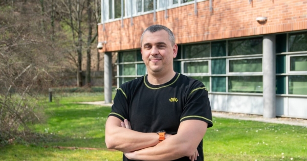 Cseh László már villanyszerelőként dolgozik – ez az első fontos megbízása