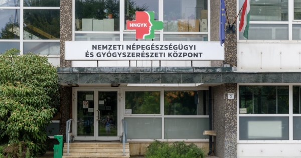 Csalók hirdetnek termékeket a Nemzeti Népegészségügyi és Gyógyszerészeti Központ nevében