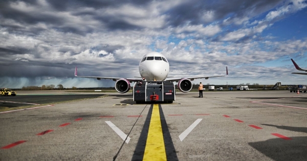 Rendbontó utas miatt intézkedtek a rendőrök, közben lejárt a személyzet munkaideje, 3,5 órát késett a WizzAir gépe