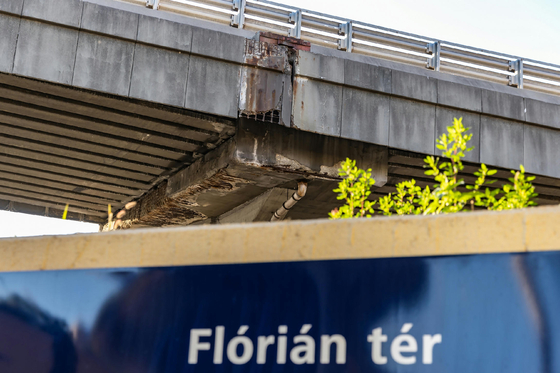Aláírták a szerződést, kezdődhet a Flórián téri felüljárók felújítása