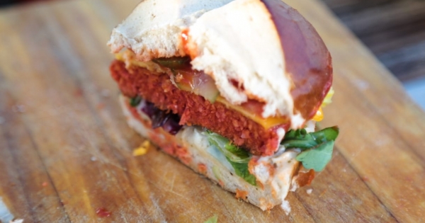 Elbúcsúzhatunk a tofukolbásztól – az Európai Parlament megszavazta a vegán ételek húsos neveinek betiltását