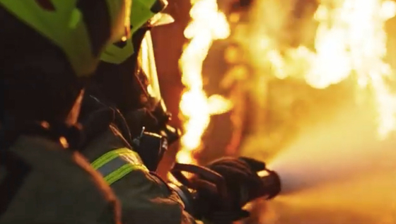 Engedély nélkül tárolt és kigyulladt akkuhulladék miatt büntettek egy Heves megyei céget