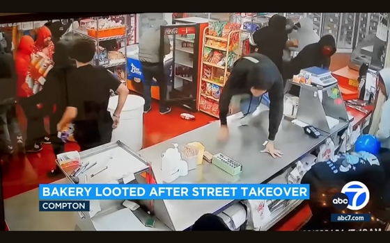 Három napig hozták helyre a károkat a boltban, amit több mint százan fosztottak ki Kaliforniában