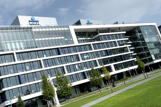 A K&H eredményének több mint felét elvitte a különadó, a bankadó és a kamatstop