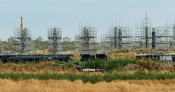 Elhunyt dolgozó, több mint 80 órás munkaidő, visszatartott fizetések: embertelen munkakörülményekkel vádolják a szegedi BYD-t