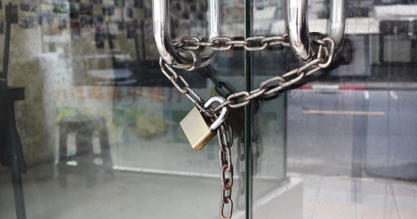 Egyéni vállalkozó a hónap második hetétől szünetel, 40 órás munkaviszonya hónap közben szűnt meg: így fizet járulékot