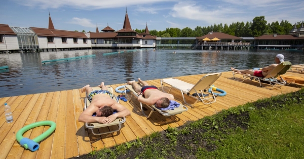 Felpörög vagy az elfelejtett fürdővárosok sorsára jut Hévíz?