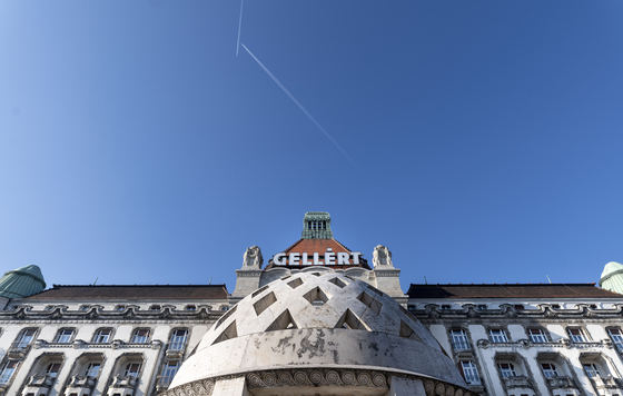 Tiborcz említése nélkül reklámozza a CNN a megújuló Gellért Szállót