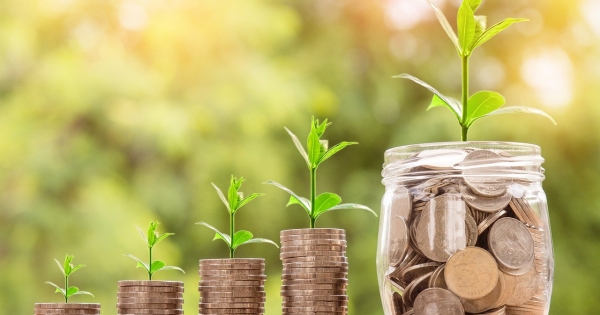 Pénzadomány, ajándékozás: adómentes-e, engedélyhez kötött-e magánszemélyek között?