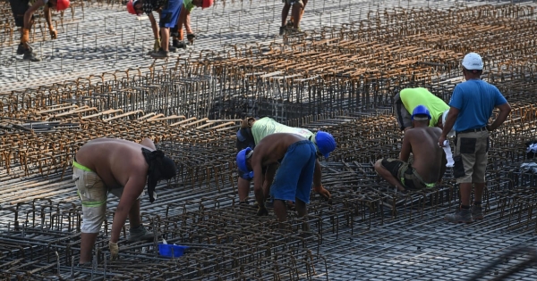 2300 forint közelében van a fizikai dolgozók órabére