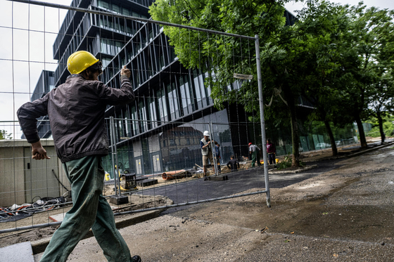 Majdnem 2100 forintra nőtt a fizikai dolgozók átlagos órabére