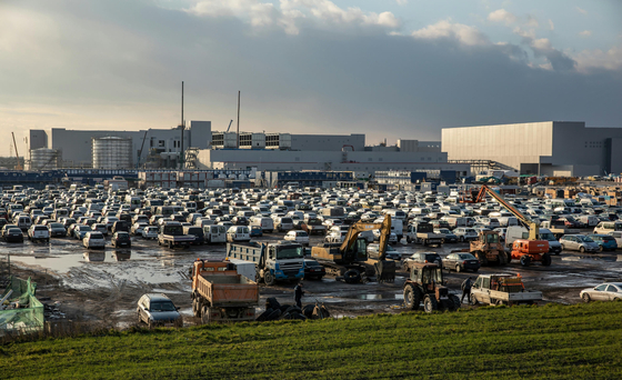 RTL: Több száz dolgozót rúgtak ki az iváncsai akkugyárból, de egyelőre úgy tűnik csak a külföldieket