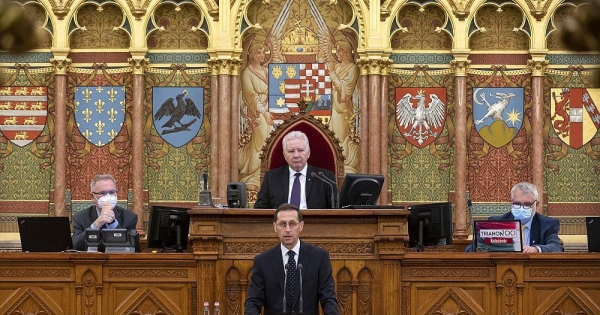 Csökkenő munkáltatói terhek, kedvezőbb vállalkozói adózás, kifehéríthető kriptodeviza-jövedelmek