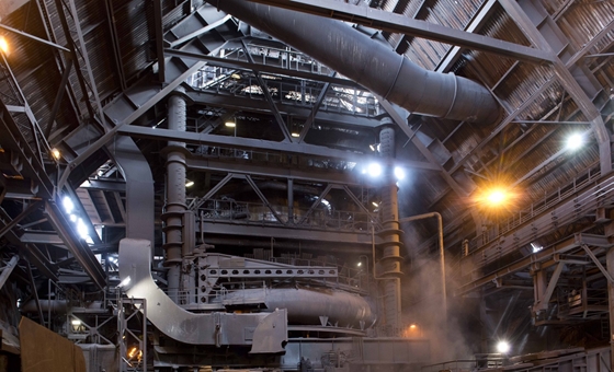 Súlyos baleset történt a dunaújvárosi vasműben: vasúti kocsik közé szorult egy munkás