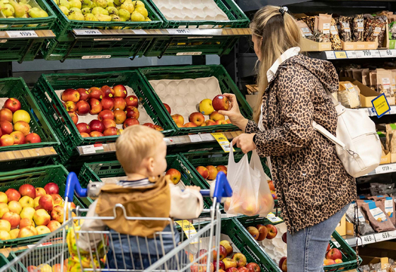 Túlpakolta a bevásárlókocsit? A Tescók harmadában már instant hitelkártyát is adnak