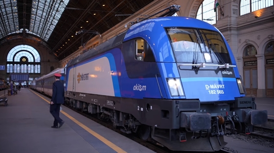 Dízelmozdonyokkal, elkerülő úton oldaná meg a MÁV a teherforgalmat, amíg leáll a győri fővonal