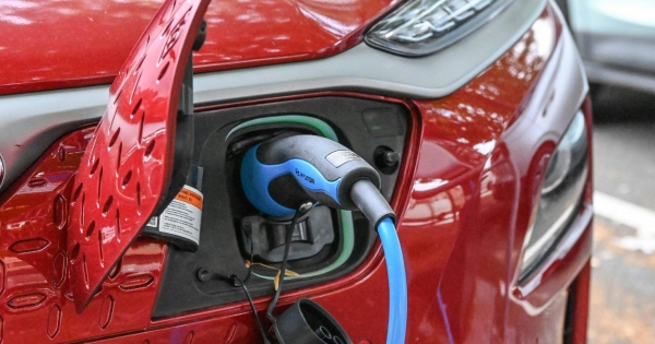 Elektromos autó töltése magánszemélynél: így számolható el a költség