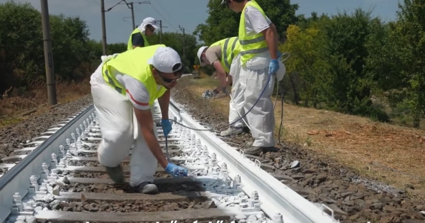 Fehérre festi a síneket a MÁV, hogy ne görbüljenek el a kánikulában