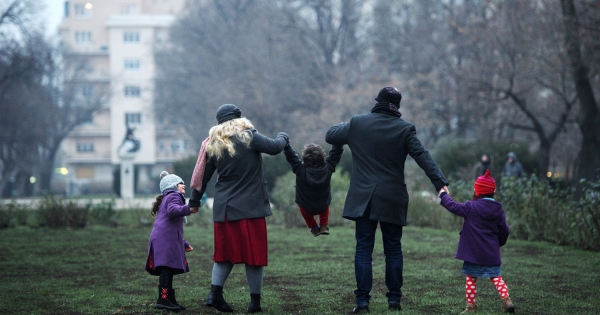 Örökbefogadói díj: kiknek, mettől meddig, mennyi jár?