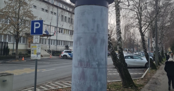 Eltűnt Keszthelyen a kormánypropaganda a Mahir-oszlopokról