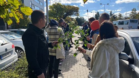 Meghátrált az RTL, tárgyalni kezdett a demonstráló vágókkal, így megmenekültek az esti showműsorok is