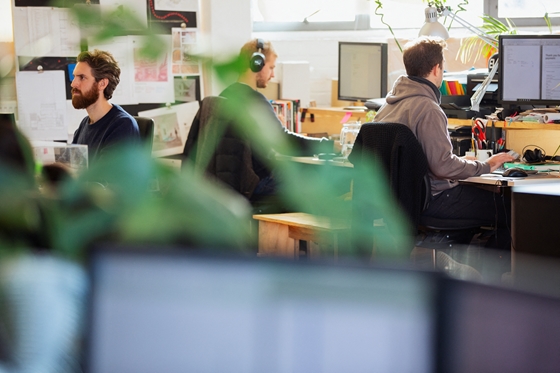 Mérlegen: Bárkiből lehet egy év alatt milliókat kereső programozó? Mit szól ehhez a mesterséges intelligencia?