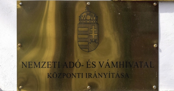 Fontos határidő közeleg: egy hónapig küldhetsz még SMS-t a NAV-nak