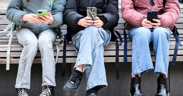 A nap kérdése: szja-mentes-e a 25 év alattiaknak az adómentes rész feletti összegben juttatott munkába járási költségtérítés?