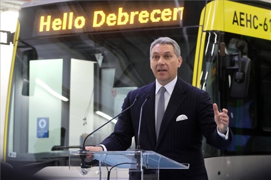 Lázár bejelentése után kiszámoltuk, hogy járnának a családok, ha vonatoznának